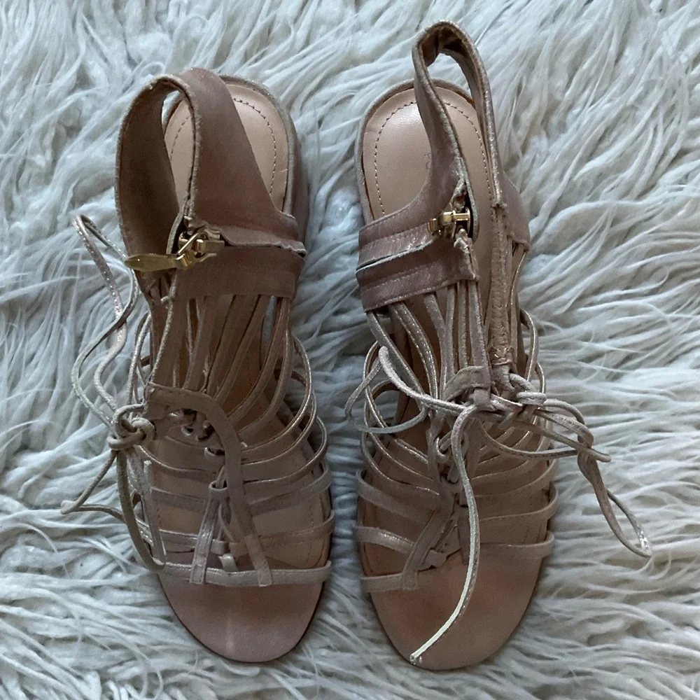 Pour La Victoire Metallic Rose Gold Leather Gladiator Lace Up Block Heel EUC 9